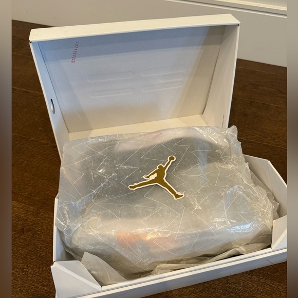 ** SOLD**Air Jordan XXXVII youth size 7 - Picture 10 of 10